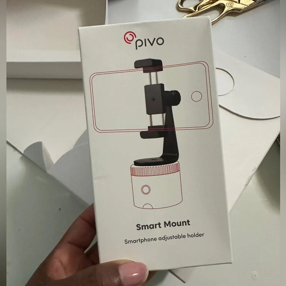 NWT Pivo Smartphone Camera Mount Full Set with Remote, Carrying Case and Cords